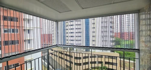 Barrier Free Chain Mechanism Collapsible Partition